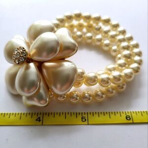 CLASSIC PEARL  Costume BRACELET ❤️ With Floral Accent.